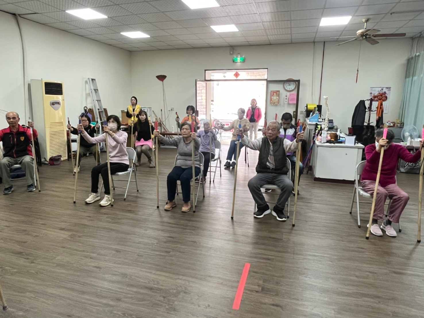 113/12/25肌力人生-防跌x健走杖