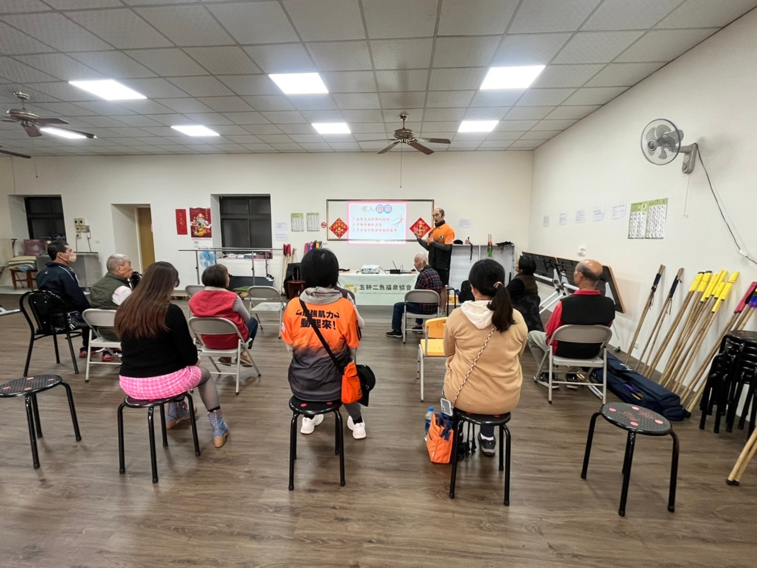 113/12/25肌力人生-防跌x健走杖
